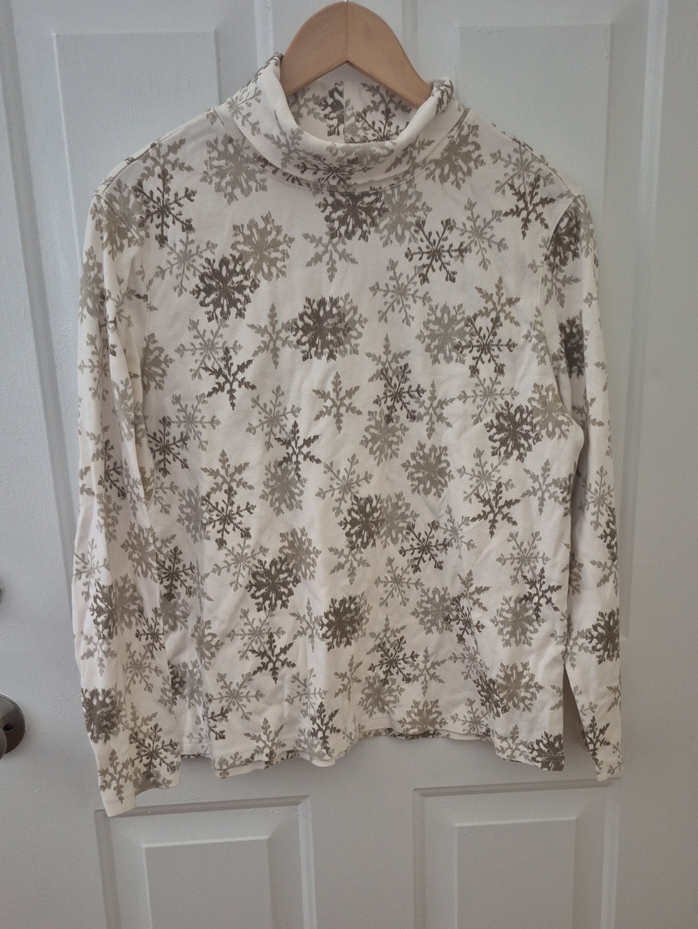 Holiday Editions Cream Turtleneck with Taupe Snowflake Size XXL